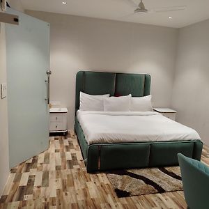 Rivaz Hotel And Restaurant